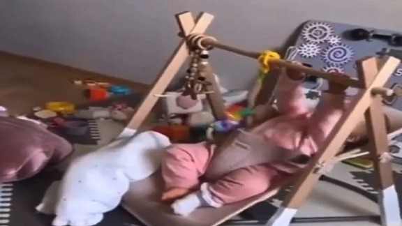 Untitled 52 8 આ નાના બાળકનો કસરત કરતો વીડિયોમાં થઇ રહ્યો છે વાયરલ , જોઇલો તમે પણ.....