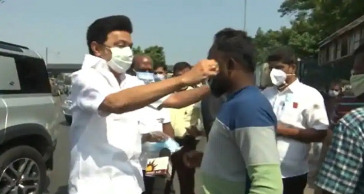 tamil તમિલનાડુના મુખ્યમંત્રી પ્રજાને માસ્ક વિતરણ કરતા જોવા મળ્યા,જુઓ વીડિયો