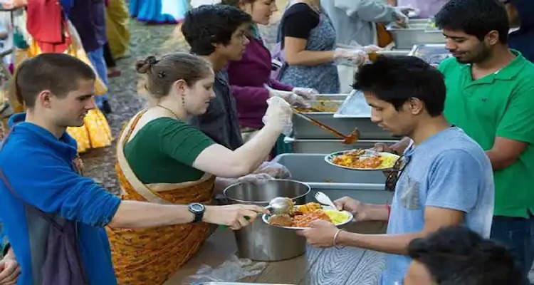 Untitled 82 5 યુક્રેનમાં ઈસ્કોન મંદિર અને ગુરુદ્વારા બન્યા મદદરૂપ, રોમાનિયા જતા ભારતીય વિદ્યાર્થીઓને મફતમાં કરાવ્યુ ભોજન