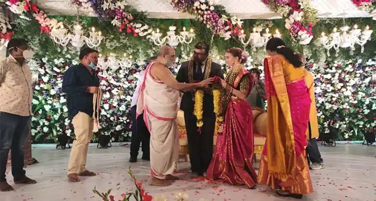 Untitled 83 3 યુદ્ધ વચ્ચે આ રીતે કર્યા લગ્ન : ભારતીય દુલ્હો અને યુક્રેનિયન દુલ્હન