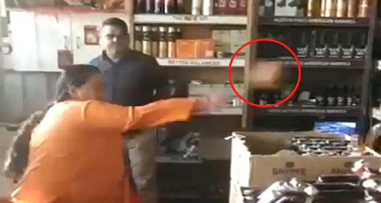 14 9 ઉમા ભારતીએ દારૂની દુકાનમાં ઘૂસીને પથ્થરમારો કરીને દારૂની બોટલ તોડી નાંખી,જુઓ વીડિયો