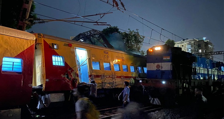5 25 મુંબઇમાં એક્સપ્રેસ ટ્રેનો એકબીજા સાથે અથડાતા સર્જાયો અકસ્માત,3 ડબ્બા પાટા પરથી ઉતર્યા