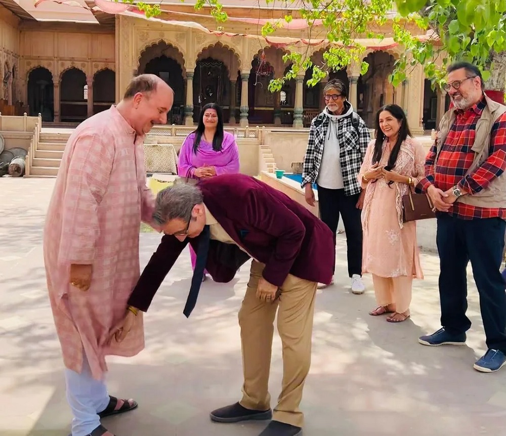 anupam-kher-touches-his-younger-brother-raju-khers-feet-read-full-news-to-know-the-reason