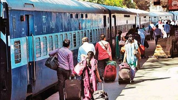 951805 870778 railways dnaindia રેલવેએ મુસાફરોને આપી મોટી રાહત, 1 જૂનથી એક્સપ્રેસ ટ્રેનમાં મળશે જનરલ ટિકિટ