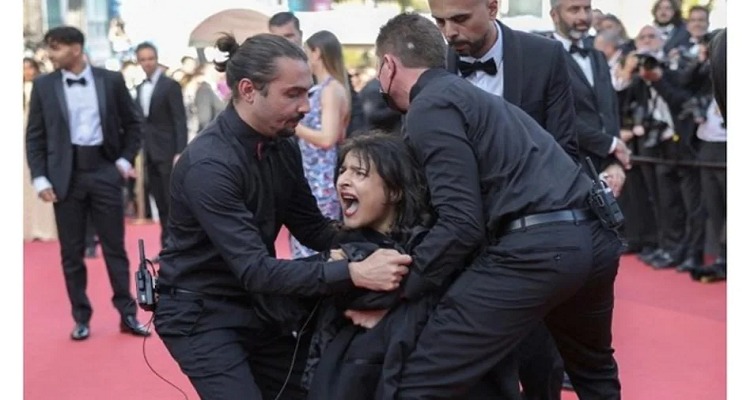 Untitled 16 7 Cannes રેડ કાર્પેટ પર કેમેરા સામે Topless થઇ મહિલા, શરીર પર લખ્યું હતું,-