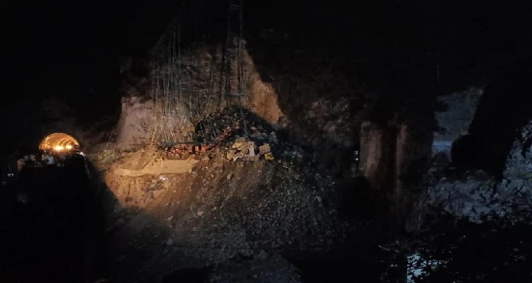mangal 15 જમ્મુ-શ્રીનગર નેશનલ હાઈવે પર નિર્માણાધીન ટનલનો એક ભાગ તૂટી પડ્યો, 6-7 લોકો દટાયા