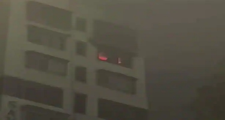 5 46 મુંબઈમાં 16 માળની ઈમારતમાં ભીષણ આગ, બે એપાર્ટમેન્ટમાં ફસાયેલા 14 લોકોને બચાવાયા