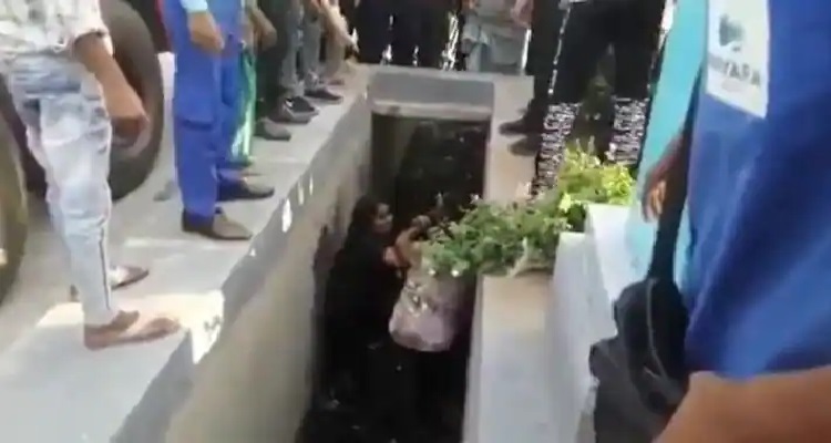 Untitled 33 કરોડપતિ મહિલાઓએ રોડ પરની ગટરમાં પડ્યા પછી પણ ચાલુ રાખી લડાઈ, જુઓ વાયરલ વીડિયો