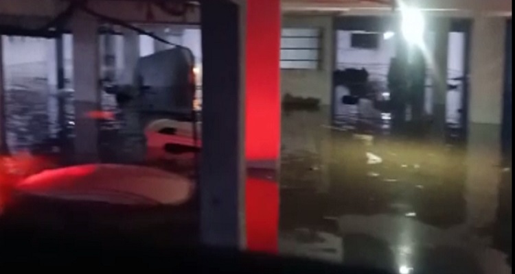 4 16 અમદાવાદના પ્રહલાદનગરમાં ઐાડા તળાવની પાળ તૂટતાં પાણી વ્રજવિહાર એપાર્ટમેન્ટમાં ઘૂસ્યાં