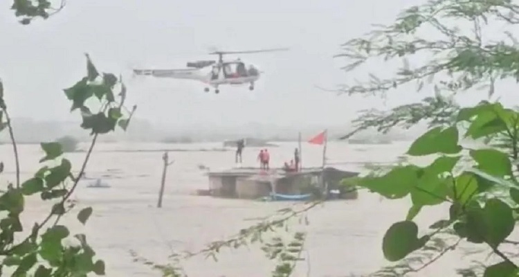 9 15 ગુજરાતમાં ભારે વરસાદના લીધે 10 હજારથી વધુ લોકોને સલામત સ્થળે ખસેડાયા