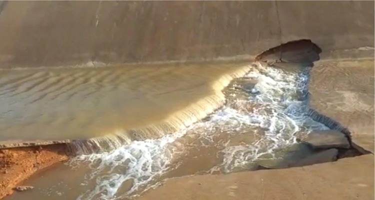 Untitled.png123 4 નર્મદા કેનાલમાં પાણી તો આવ્યું, પરંતુ માત્ર 24 કલાકમાં જ નહેરમાં પડ્યું મસમોટું ગાબડું, ખેતરો બન્યા બેટ