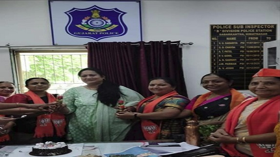 5 41 હિંમતનગર પોલીસ સ્ટેશનમાં ભાજપની મહિલા મોર્ચાની કાર્યકર્તાઓએ જન્મદિવસની ઉજવણી કરતા વિવાદ
