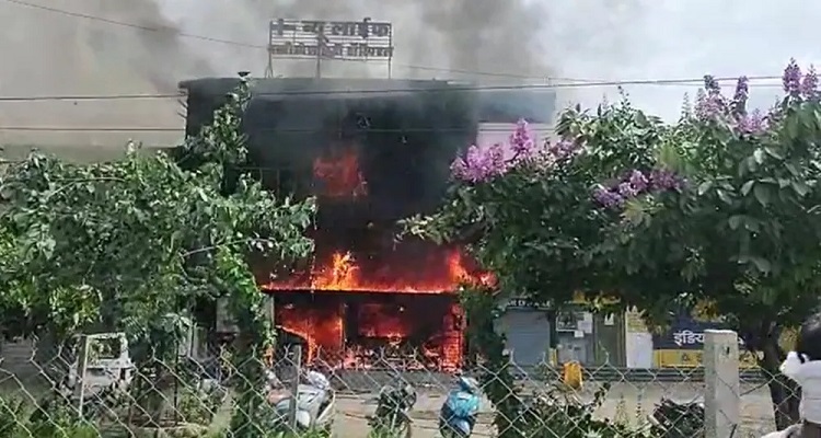 9 જબલપુર હોસ્પિટલમાં આગ લાગતા 8 લોકોના મોત,મુખ્યમંત્રીએ શોક વ્યકત કર્યો,5 લાખ વળતરની કરી જાહેરાત