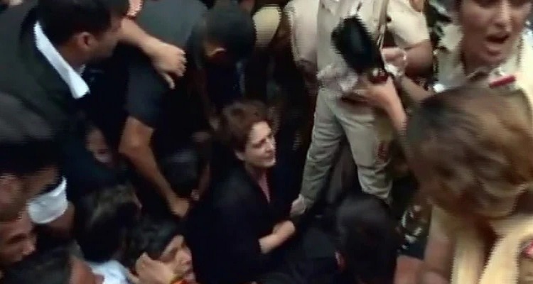 Untitled.png8569 14 ધરણા પર બેઠેલી પ્રિયંકા ગાંધીને ઉપાડતા 9 મહિલા પોલીસ કર્મીને છૂટ્યો પરસેવો, ભારે મુશ્કેલીથી કસ્ટડી લીધી