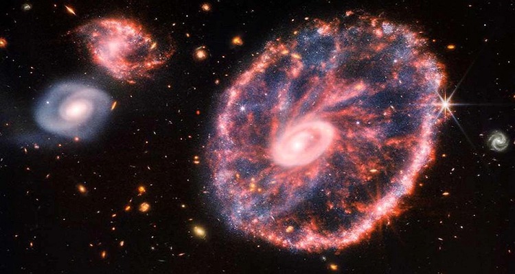 જેમ્સ વેબ સ્પેસ ટેલિસ્કોપે અવકાશમાં સુંદર આકાશગંગાની તસવીર લીધી છે, જેનો આકાર ચક્ર જેવો છે. આશ્ચર્યની વાત એ છે કે આ ગેલેક્સીના દરેક ભાગને