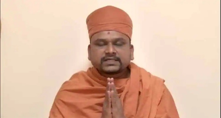 6 9 ભગવાન શિવ પર વિવાદિત ટિપ્પણી કરનાર સ્વામીએ આખરે માંગી માફી,જુઓ વીડિયો