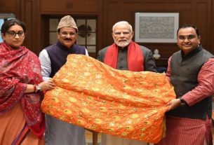 pm Modi gifted a chadar for Ajmer