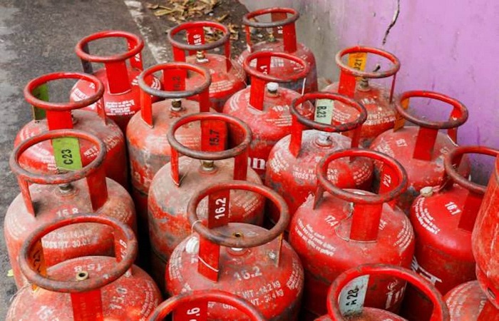 LPG Cylinder Price hike મોંઘવારીમાં પીસાતી પ્રજાને વધુ એક મારઃ ગેસના બાટલાનો ભાવ 50 રૂપિયા વધ્યો
