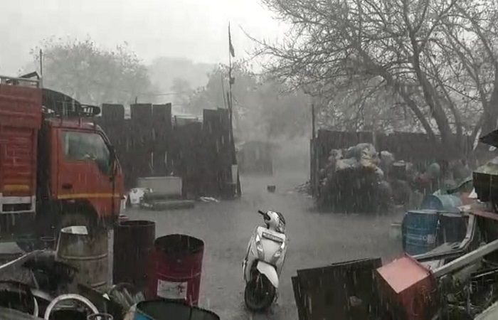 Unseasonal Rain ગુરુગ્રામના ઘણા ભાગોમાં આજે બીજા દિવસે ભારે વરસાદ સાથે કરા, દિલ્હી-નોઈડામાં વાદળછાયું વાતાવરણ
