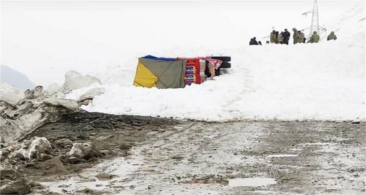 13 12 જમ્મુ-કાશ્મીરમાં હિમપ્રપાતના લીધે વાહનમાં ફસાયેલા 6 લોકોને બચાવી લેવામાં આવ્યા