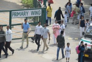 Delhi School Bomb Threat દિલ્હી પબ્લિક સ્કૂલમાં મળી બોમ્બની ધમકીઃ વાલીઓ વિદ્યાર્થીઓને ઘરે લઈ જવા દોડ્યા