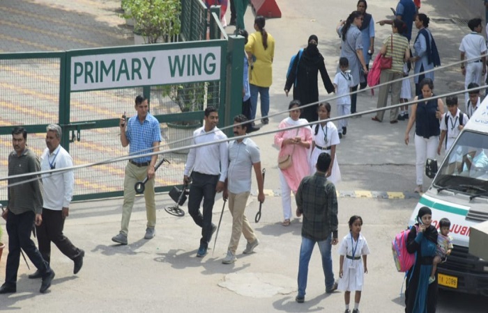 Delhi School Bomb Threat દિલ્હી પબ્લિક સ્કૂલમાં મળી બોમ્બની ધમકીઃ વાલીઓ વિદ્યાર્થીઓને ઘરે લઈ જવા દોડ્યા