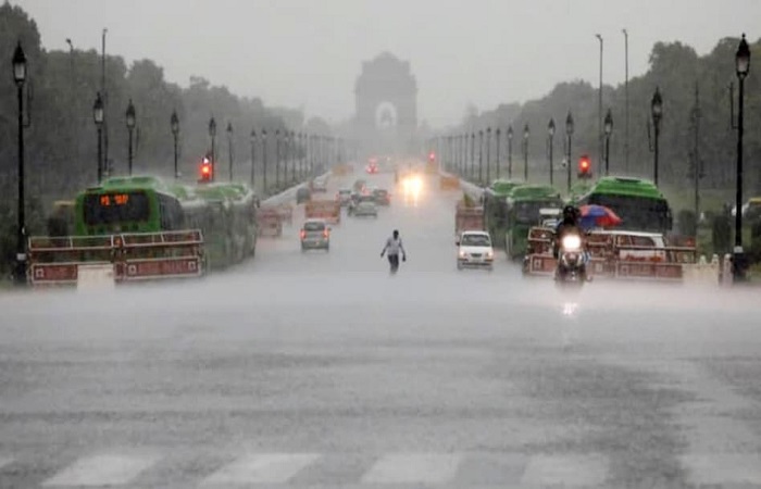 Delhi rain દિલ્હી-NCRમાં સવારના વરસાદે વાતાવરણ બનાવ્યું ખુશનુમા; ઘણી જગ્યાએ પાણી ભરાયા