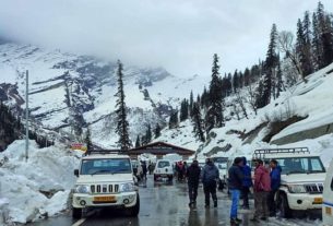 Himachal Tourist 1 હિમાચલમાં ભારે હિમવર્ષના લીધે અટલ ટનલમાં ફસાયા 500 પ્રવાસીઓ
