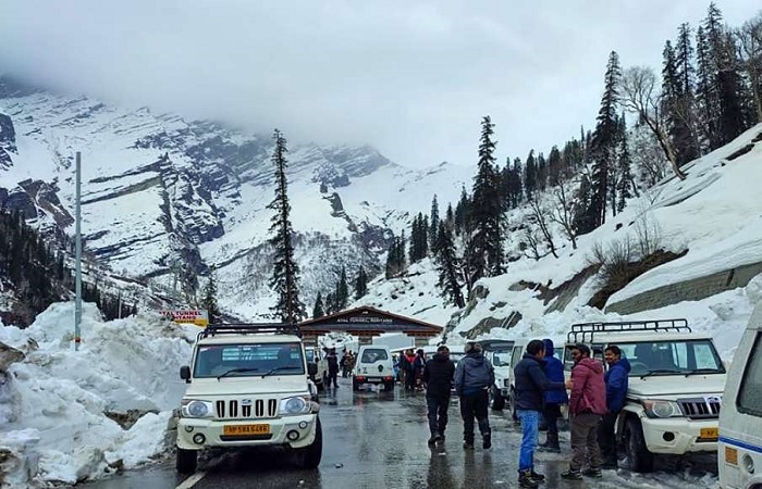 Himachal Tourist 1 હિમાચલમાં ભારે હિમવર્ષના લીધે અટલ ટનલમાં ફસાયા 500 પ્રવાસીઓ