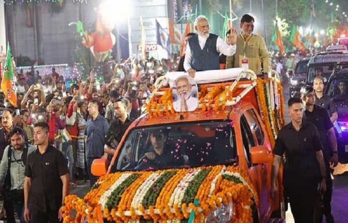 Modi Bengluru road show બેંગલુરુમાં ભાજપનું કાર્પેટ બોમ્બિંગ, PM મોદીનો 26 કિલોમીટરનો મેગા રોડ શો
