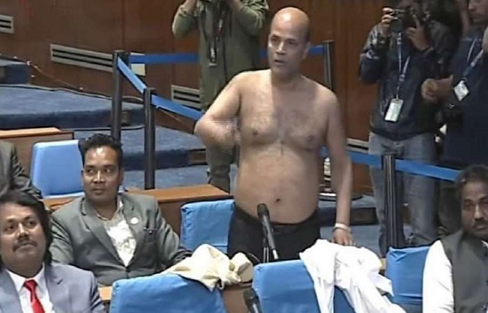 Nepal MP સંસદમાં બોલવા ન દેવાતા આ દેશના સાંસદે કપડા ઉતાર્યા