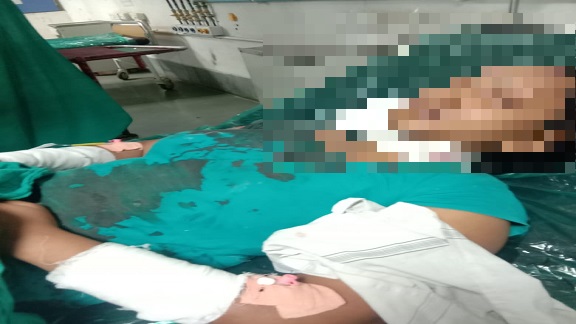 WhatsApp Image 2023 05 18 at 12.50.39 PM એક તરફી પ્રેમમાં પાગલ પ્રેમીએ છરી વડે પરિણીતા પર કર્યો હુમલો, લોહીલુહાણ હાલતમાં હોસ્પિટલ ખસેડાઇ