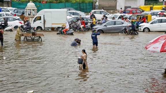 Ahmedabad rain 1 અમદાવાદમાં એક ઇંચ વરસાદે જ તંત્રની પોલ ખોલી