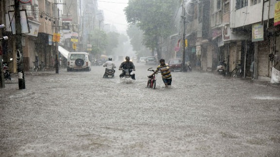 Untitled 138 ગુજરાતમાં વરસાદની ધમાકેદાર એન્ટ્રી, અનેક સ્થળે ધોધમાર વરસ્યો