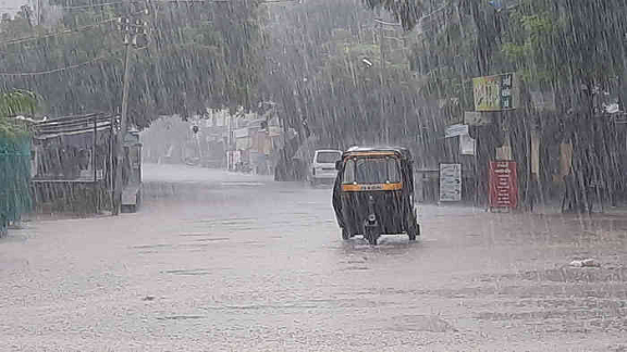 Untitled 147 ગુજરાતમાં મેઘમહેર, સૌથી વધુ ગોધરામાં નોંધાયો:આગામી ત્રણ કલાક સામાન્યથી મધ્યમ વરસાદની આગાહી