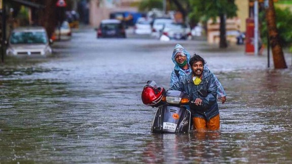 Untitled 148 4 મુંબઈમાં ભારે વરસાદે મચાવી તબાહી, ઘાટકોપરમાં ઈમારત ધરાશાયી, મહારાષ્ટ્રના અનેક જિલ્લાઓમાં એલર્ટ જારી