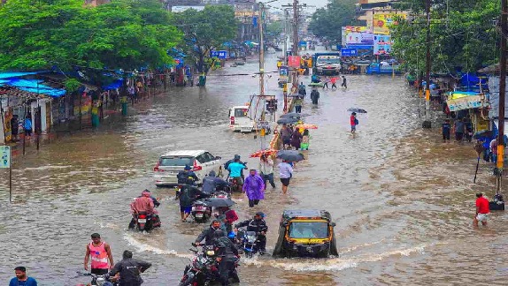 Heavy rains in Gujarat and Madhya Maharashtra today, red alert issued for these districts