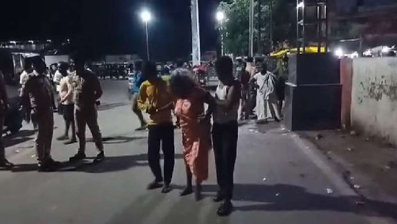 Drunkards wreak havoc in Farrukhabad, running over half a dozen people sleeping next to the railway station premises