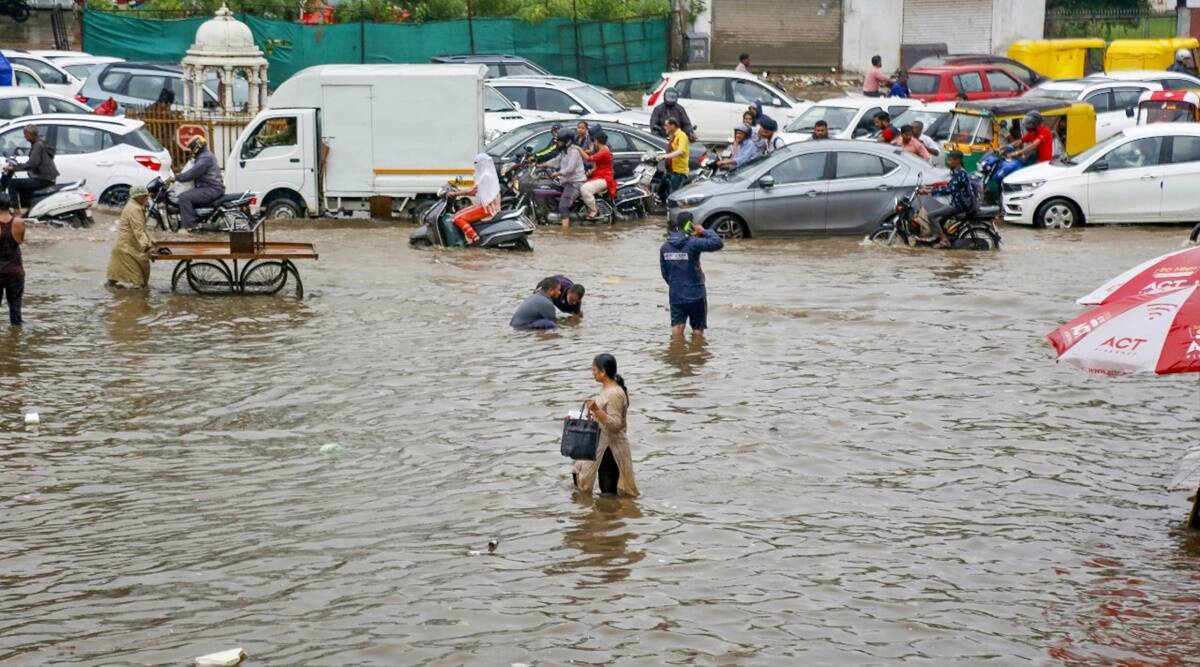 Ahmedabad rain 1 અમદાવાદમાં વહેલી સવારથી વરસાદઃ પાણી ભરાતા વાહનચાલકોને હાલાકી