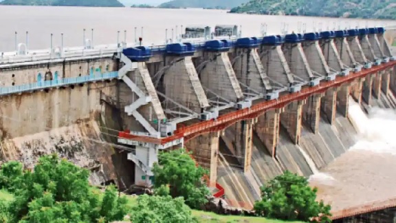 Dharoi Dam 1 ધરોઈ ડેમ સંપૂર્ણપણે ભરાવવામાં ફક્ત ચાર ફૂટ બાકી, સાત જિલ્લાઓમાં એલર્ટ