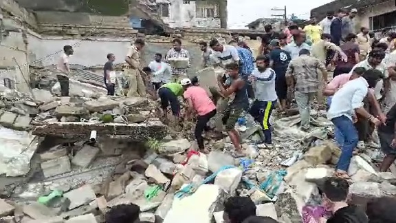 House collapse જૂનાગઢમાં મકાન ધરાશાયીઃ ચારથી પાંચ દટાયા હોવાની શક્યતા