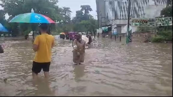 Navsari Rain 1 નવસારીમાં છેલ્લા 24 કલાકમાં 12 ઇંચ વરસાદ ખાબક્યો