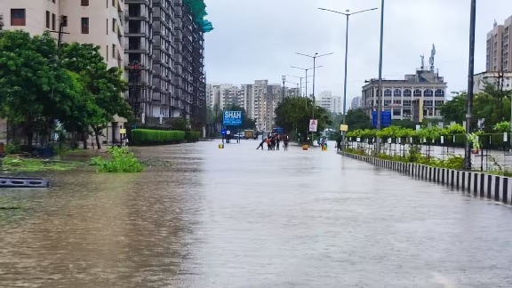 South Gujarat Heavyrain કચ્છ-સૌરાષ્ટ્ર પછી મેઘરાજાની દક્ષિણ ગુજરાતમાં ધડબડાટીઃ નવસારીમાં છ કલાકમાં દસ ઇંચ વરસાદ ખાબક્યો