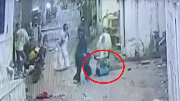 Untitled 95 પાલનપુરમાં રખડતા ઢોરોનો ત્રાસ, આખલાએ બાળકને લીધું અડફેટે:જુઓ CCTV