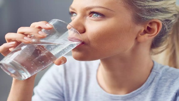 A woman died after drinking too much water, know what is water toxicity and its causes