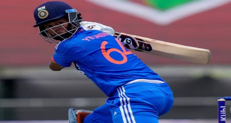 8 2 ભારતે પહેલી T20 મેચમાં ડકવર્થ લુઈસ નિયમના આધારે આયર્લેન્ડને 2 રનથી હરાવ્યું