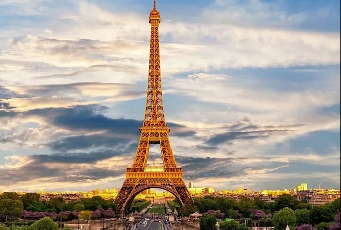 Eiffel Tower બોમ્બની માહિતી મળતાં જ પેરિસ પોલીસે એફિલ ટાવરને ખાલી કરાવતાં હોબાળો