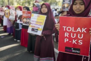 Indonesia Hizab શાળામાં 14 છોકરીઓએ "ખોટી રીતે" હિજાબ પહેરતા મુંડન કરાયું