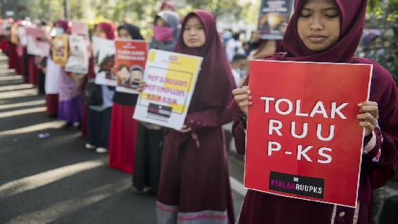 Indonesia Hizab શાળામાં 14 છોકરીઓએ "ખોટી રીતે" હિજાબ પહેરતા મુંડન કરાયું