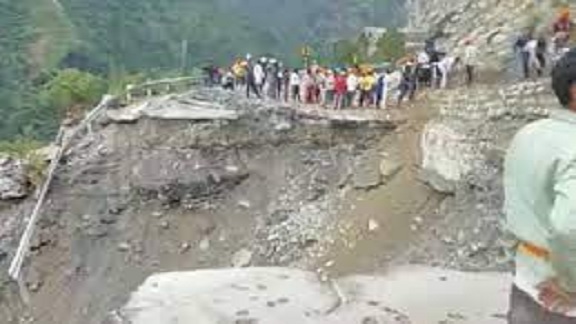 Uttarakhand Landslide ઉત્તરાખંડમાં ભૂસ્ખલનમાં અનેક લોકો કાટમાળમાં દટાયા, ત્રણેકને બચાવાયા